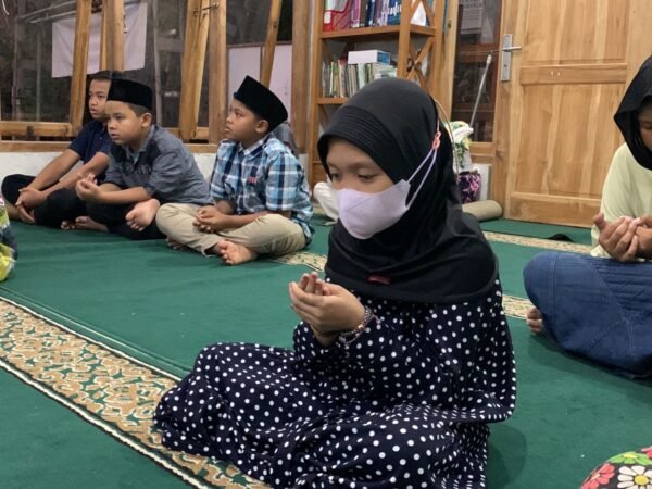 Kebersamaan yang Indah dalam Doa Bersama dan Santunan Pekanan
