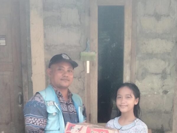 Penyerahan Santunan Yatim Piatu untuk Ananda Tri Harnita